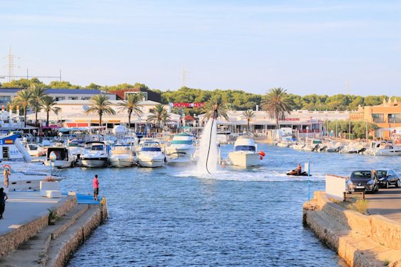 Wasserspaß im Hafen von Cala 'n Bosch